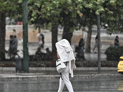 Καιρός: «Διπρόσωπος» σήμερα με ζέστη, ασ...