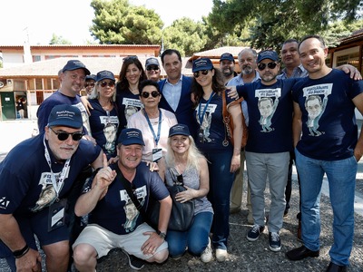 Ο Άδωνις και οι θαυμαστές του! 