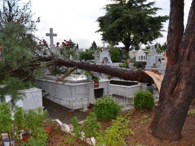 Ανεμοστρόβιλος σάρωσε το νεκροταφείο της...