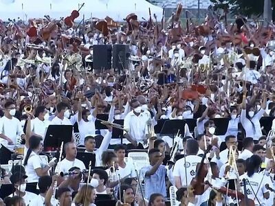 Δείτε και ακούστε τη μεγαλύτερη ορχήστρα...