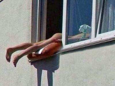 Έκανε ηλιοθεραπεία γυμνή και προκάλεσε... τροχαίο