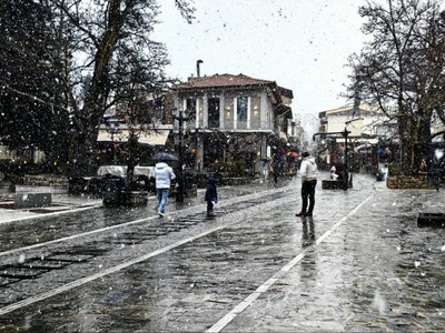 Καλάβρυτα: Χιονίζει στην πόλη - Άσπρισε ...