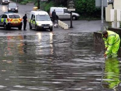 Εκκένωση κατοικιών στη Βρετανία υπό το φ...