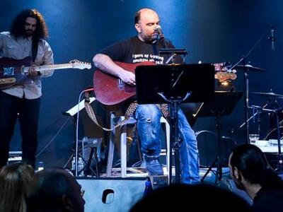 Χαμός στο Live του Μπάμπη Στόκα στον Μικ...