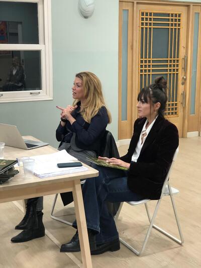 Η Συγγραφέας Εύη Ραχάλ (στα δεξιά) και η...