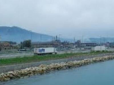 Πάτρα ΤΩΡΑ: Ανετράπη νταλίκα στο λιμάνι ...