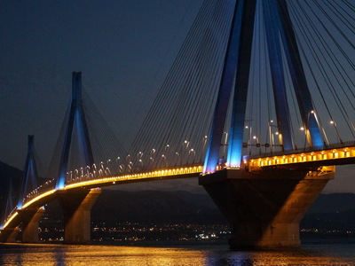 Φως γιορτινό στη Γέφυρα την παραμονή των...