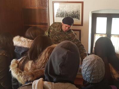 Ο επικεφαλής του Μουσείου ξεναγεί τους μαθητές