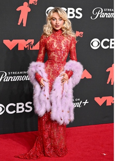 Σαμπρίνα Κάρπεντερ με δαντελένια τουαλέτ...