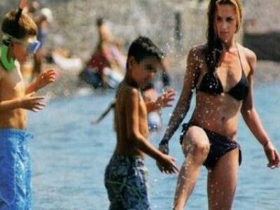 Δείτε την Ντορέττα στην παραλία να παίζε...