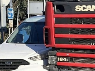 Πάτρα: Βαν «στριμώχτηκε» από νταλίκα στο...