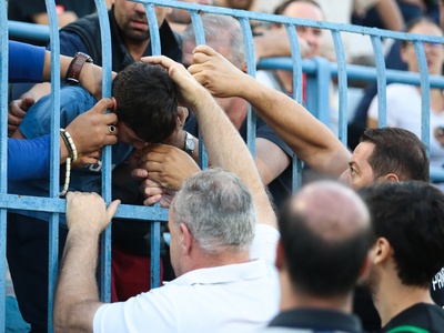 10χρονος σφήνωσε με το κεφάλι στα κάγκελ...