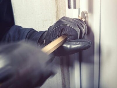 Μεσολόγγι: Διαρρήκτης άρπαξε λίρες και ξ...