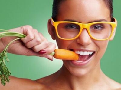 Οι τροφές που χαρίζουν φυσική λεύκανση στα δόντια