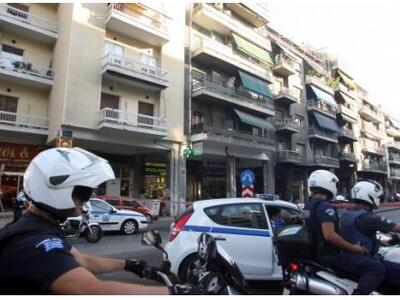 Κιάτο: Άνδρας έχει ανέβει στην ταράτσα τ...