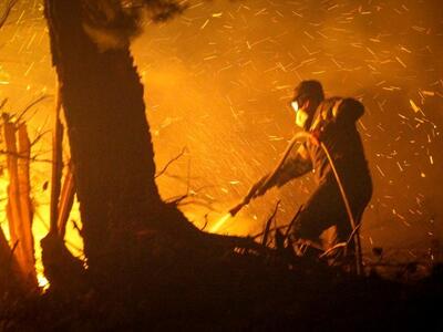 Τα αεροπλάνα να πετούν και οι πυροσβέστε...