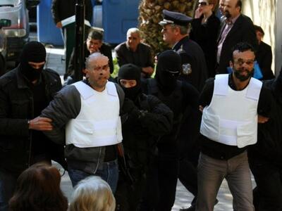 Οι μπράβοι της νύχτας προμήθευαν όπλα στ...