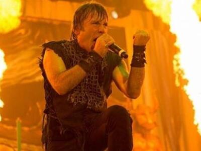 Ο τραγουδιστής των Iron Maiden δίνει μάχ...