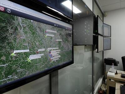 Οι οθόνες στο Control Room δείχνουν, μετ...