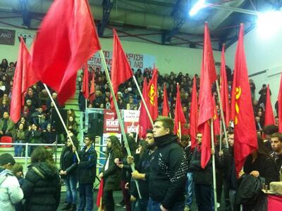 Ένας στους τέσσερις οπαδούς του ΚΚΕ διαφ...