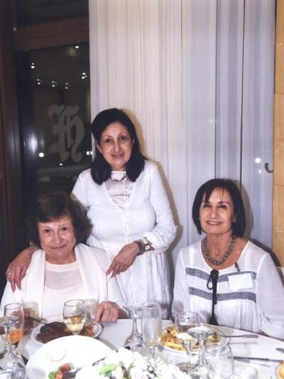 Η φιλόλογος κυρία Τίτη Παπούλια, με τις:...