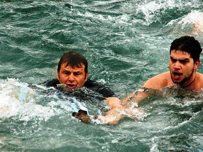 Βούτηξε στα παγωμένα νερά ο Απόστολος Γκ...