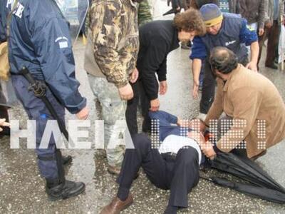 Ένταση μεταξύ αγροτών και ΜΑΤ στην Πατρώ...