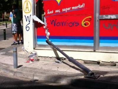 Αγρίνιο: «Τρελό» Ι.Χ. ξήλωσε κολώνα και ...