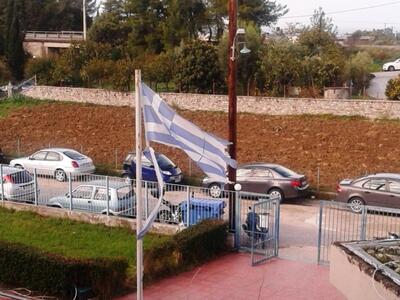 Πάτρα: Σε μαύρο χάλι η σημαία στο κλειστ...