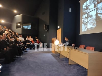 Κατάμεστο το αμφιθέατρο του αρχαιολογικο...