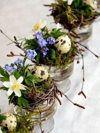 Αγριολούλουδα με ένα αβγό μέσα σε γυάλιν...