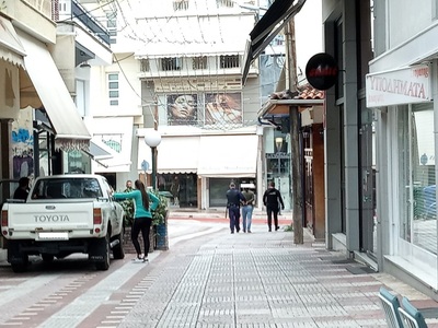 Σοκ στο Αγρίνιο: Άνδρας επιτέθηκε με μαχ...