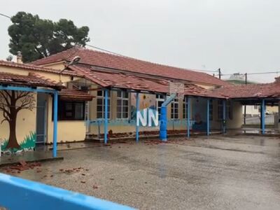 Μεσολόγγι: Οι δυνατοί άνεμοι ξήλωσαν κερ...