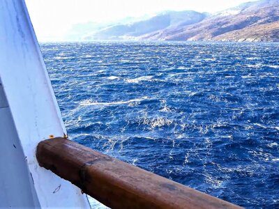 Πλοίο προσέκρουσε στο λιμάνι της Τήνου