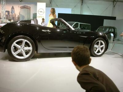 Πουλούσε πολυτελή αυτοκίνητα με πλαστά χαρτιά