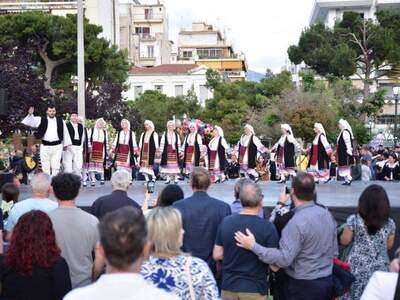 Μέλη του Παγκαλαβρυτινού συλλόγου χόρεψα...