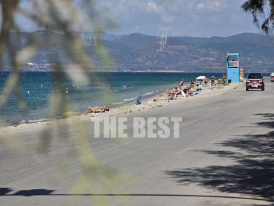 Κάνουν μπάνιο κατά δεκάδες στην αρχή της...