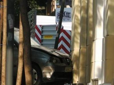 Aυτοκίνητο "μπούκαρε¨στην Τράπεζα Π...