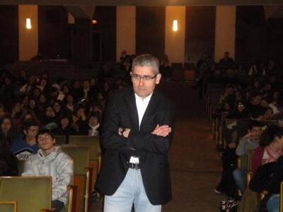 Ο Άγγελος Τσιγκρής συζητά με τους μαθητέ...