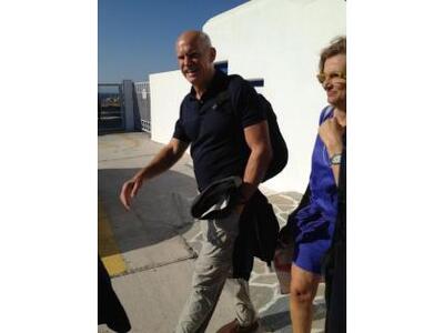 Συνεχίζει απτόητος τις διακοπές του ο Γιώργος