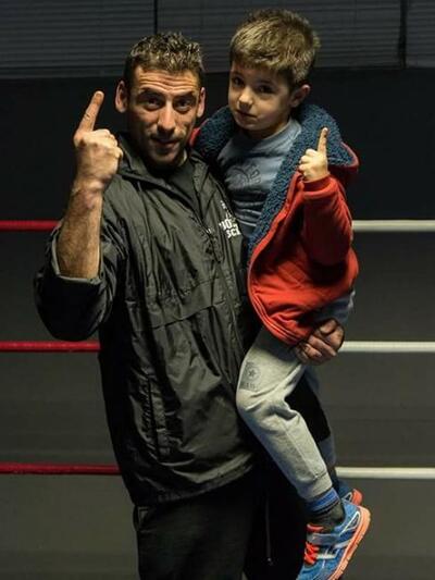 Πανευτυχής στην αγκαλιά του προπονητή το...