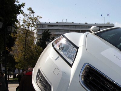 Πάτρα: Δυνατή σύγκρουση!Ανετράπη αυτοκίνητο