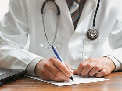 Ο Πατρινός γιατρός Θ. Παπαδάς που υπέγρα...