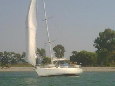 Ιστιοφόρο προσάραξε στη Λευκάδα, τραυματ...