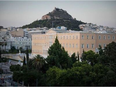 Λυκαβηττός: Τουρίστας έπεσε στο κενό από...