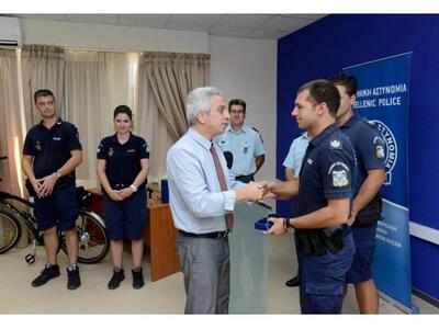 Δύο αστυνομικοί με ποδήλατο που είχαν δι...