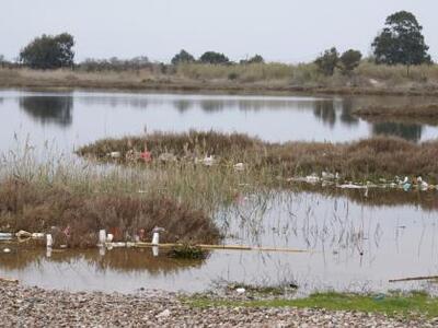 Αιγιάλεια: Μετέτρεψαν την Αλυκή σε σκουπιδότοπο 
