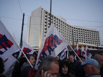 Αθήνα: Συγκέντρωση του ΠΑΜΕ έξω από το Χ...