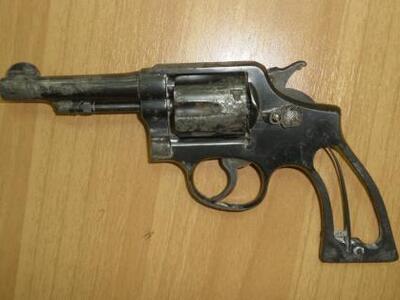 Πάτρα: Όπλο, φυσίγγια και ναρκωτικά σε σ...