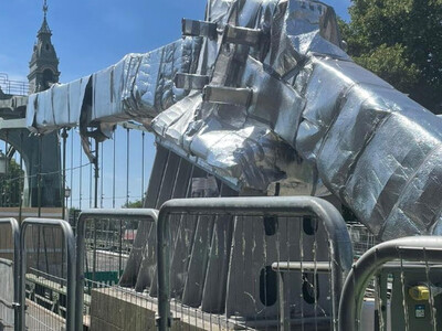 Οι Αρχές στην Βρετανία τύλιξαν με αλουμι...